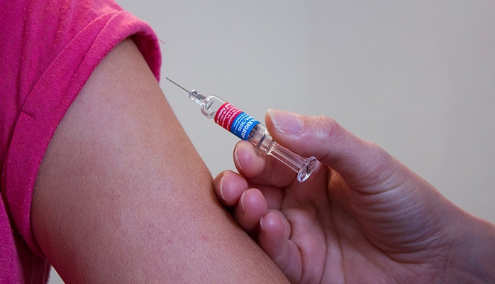 Covid-19 : comment se déroule la vaccination des étrangers en France ?